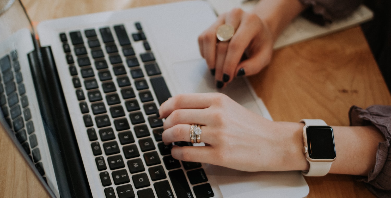 Personne rédigeant du contenu sur un ordinateur portable