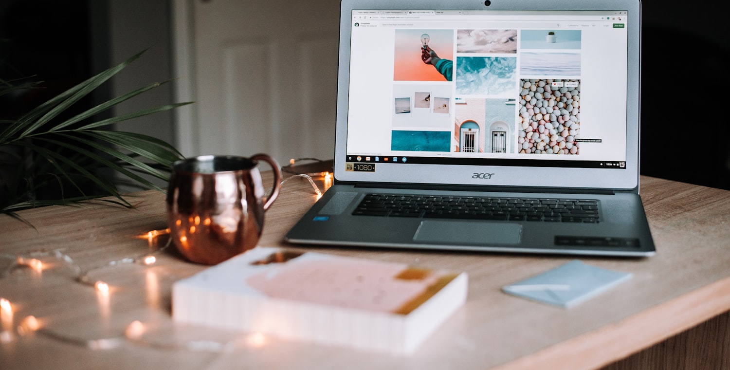 Espace de travail avec un ordinateur portable