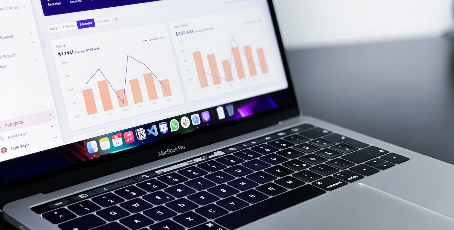 Tableau de bord analytique sur un ordinateur portable