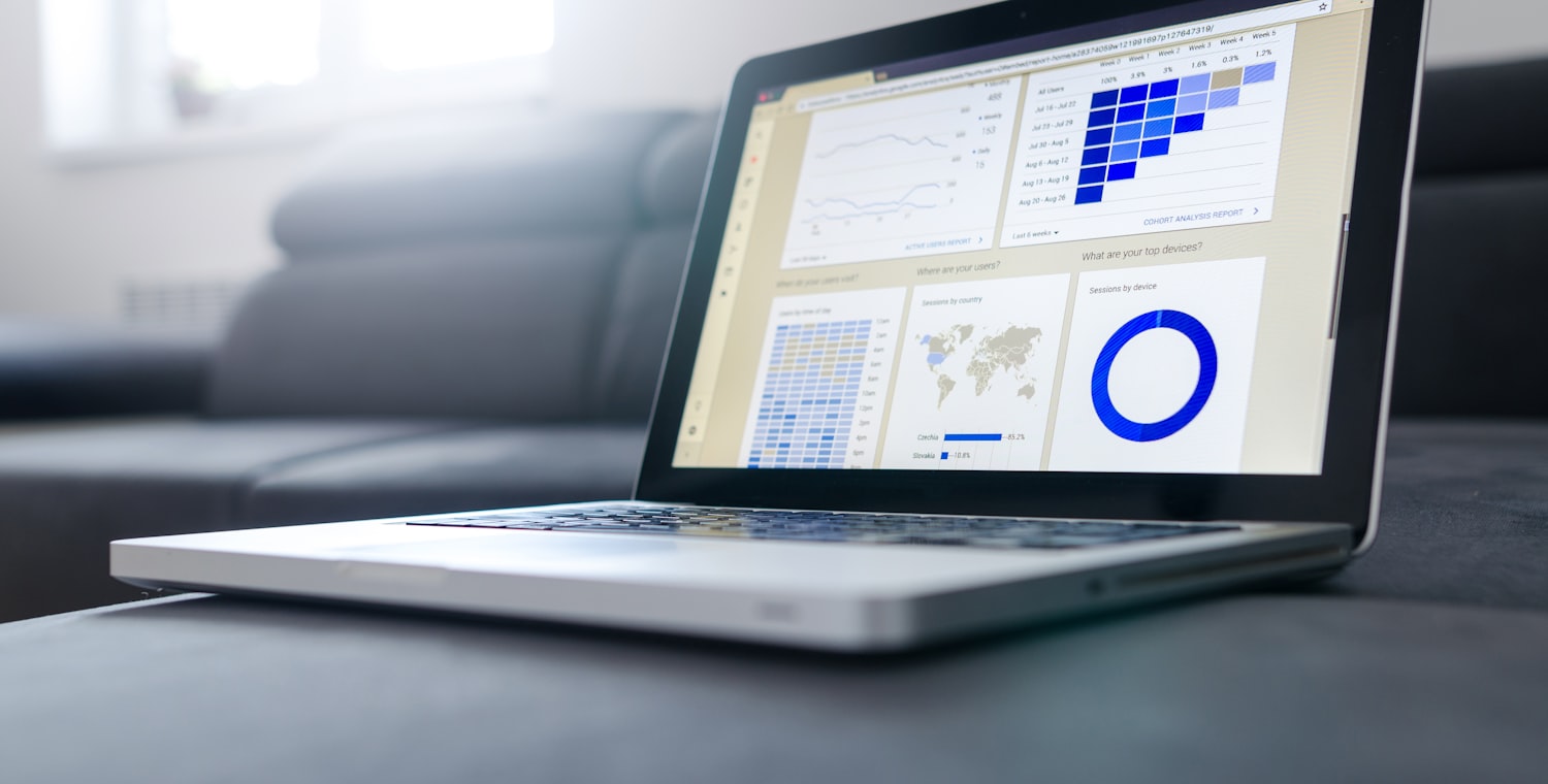 Personne consultant un tableau de bord de statistiques