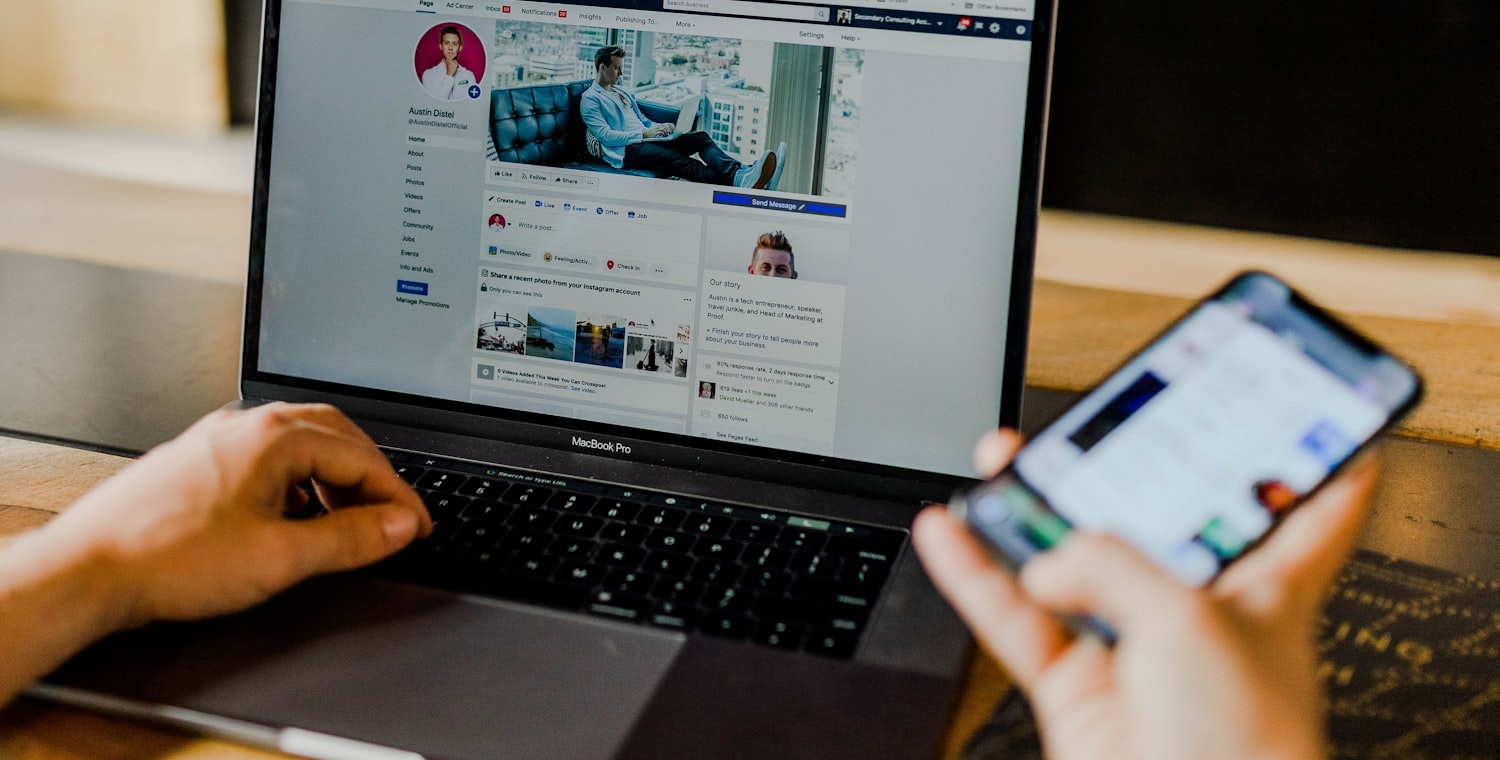 Réseaux sociaux sur ordinateur portable et smartphone