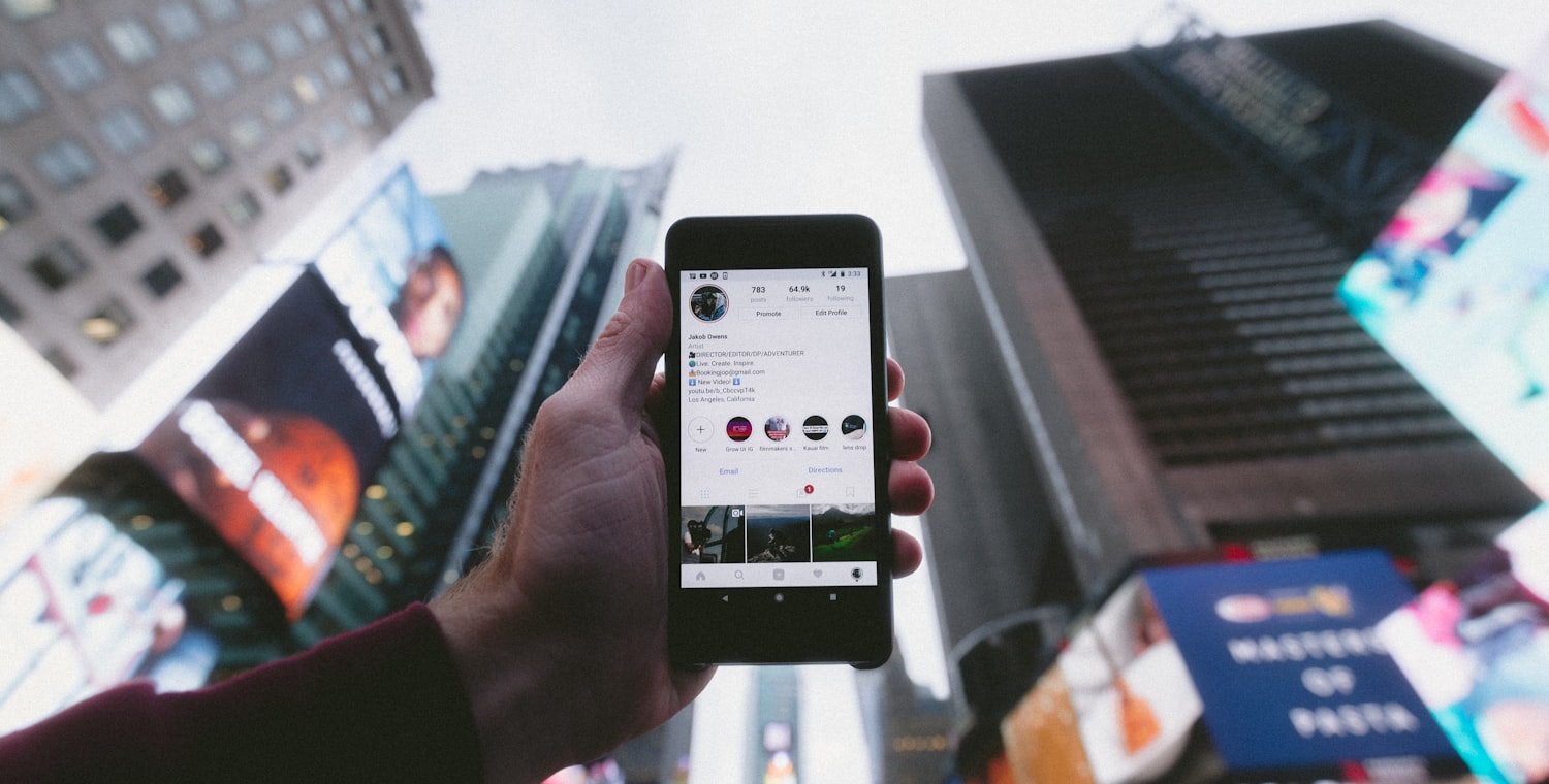 Application affichée sur un smartphone tenu en main