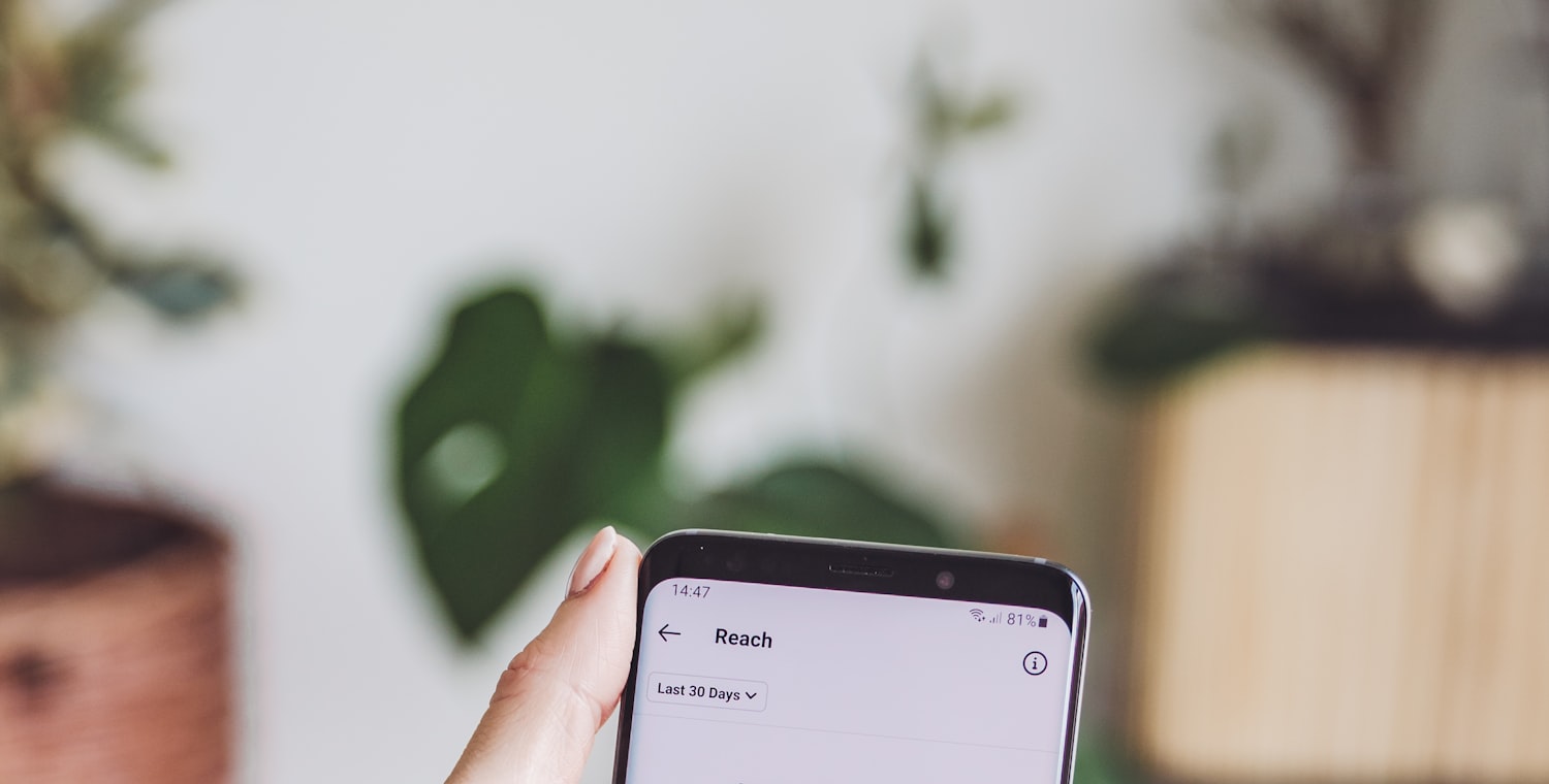 Statistiques d'audience consultées sur un smartphone