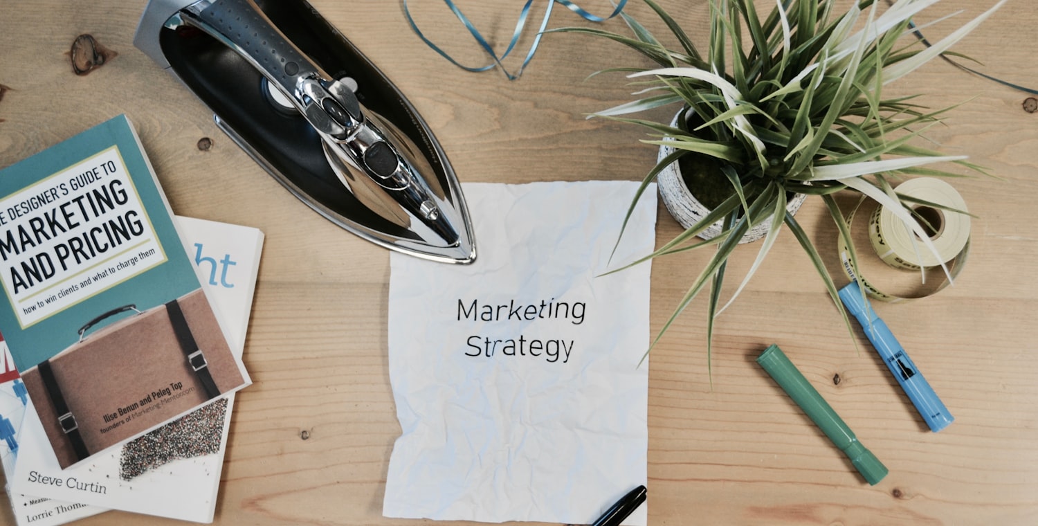 Notes de stratégie marketing sur un bureau