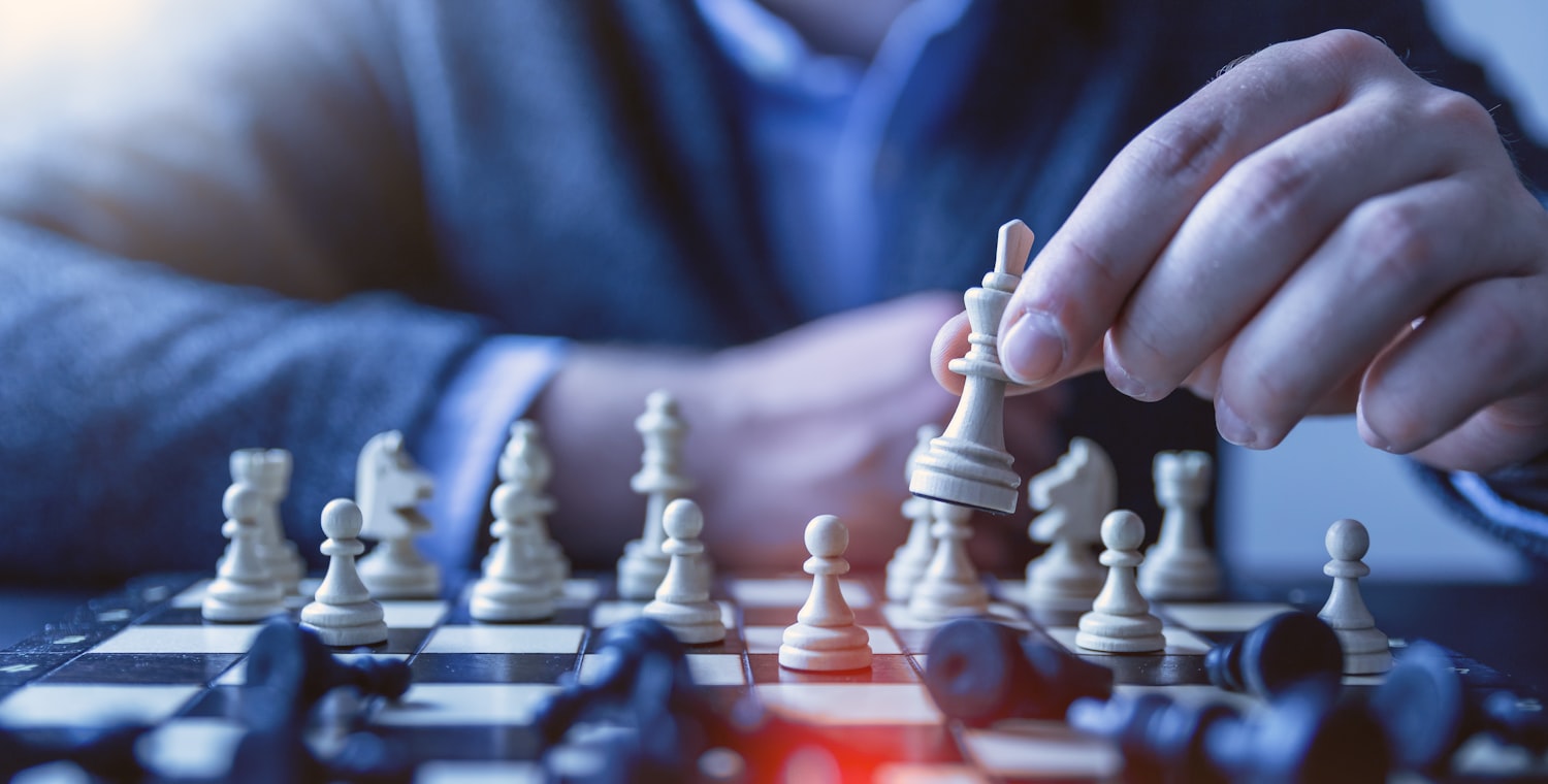 Jeu d'échecs, image de la réflexion stratégique