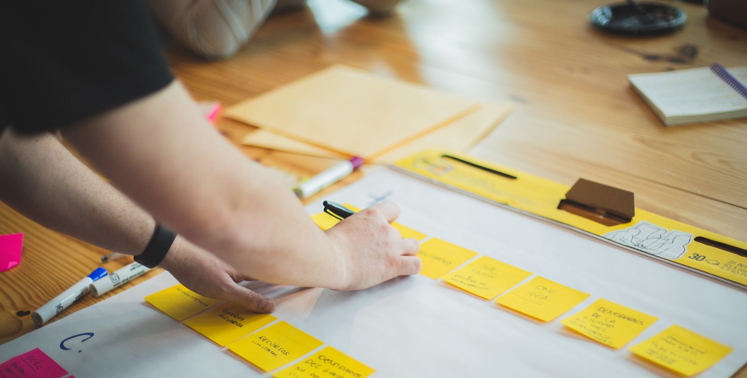 Session de travail collaboratif avec des post-its