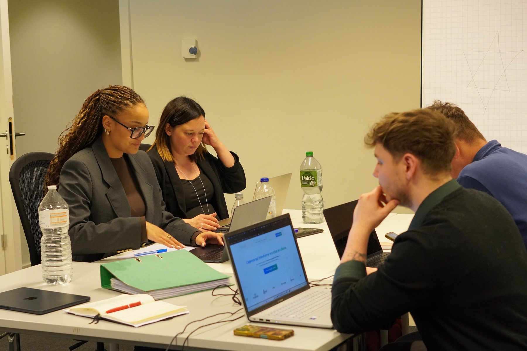 L'équipe Systemia au travail sur un projet client dans ses bureaux à Mons